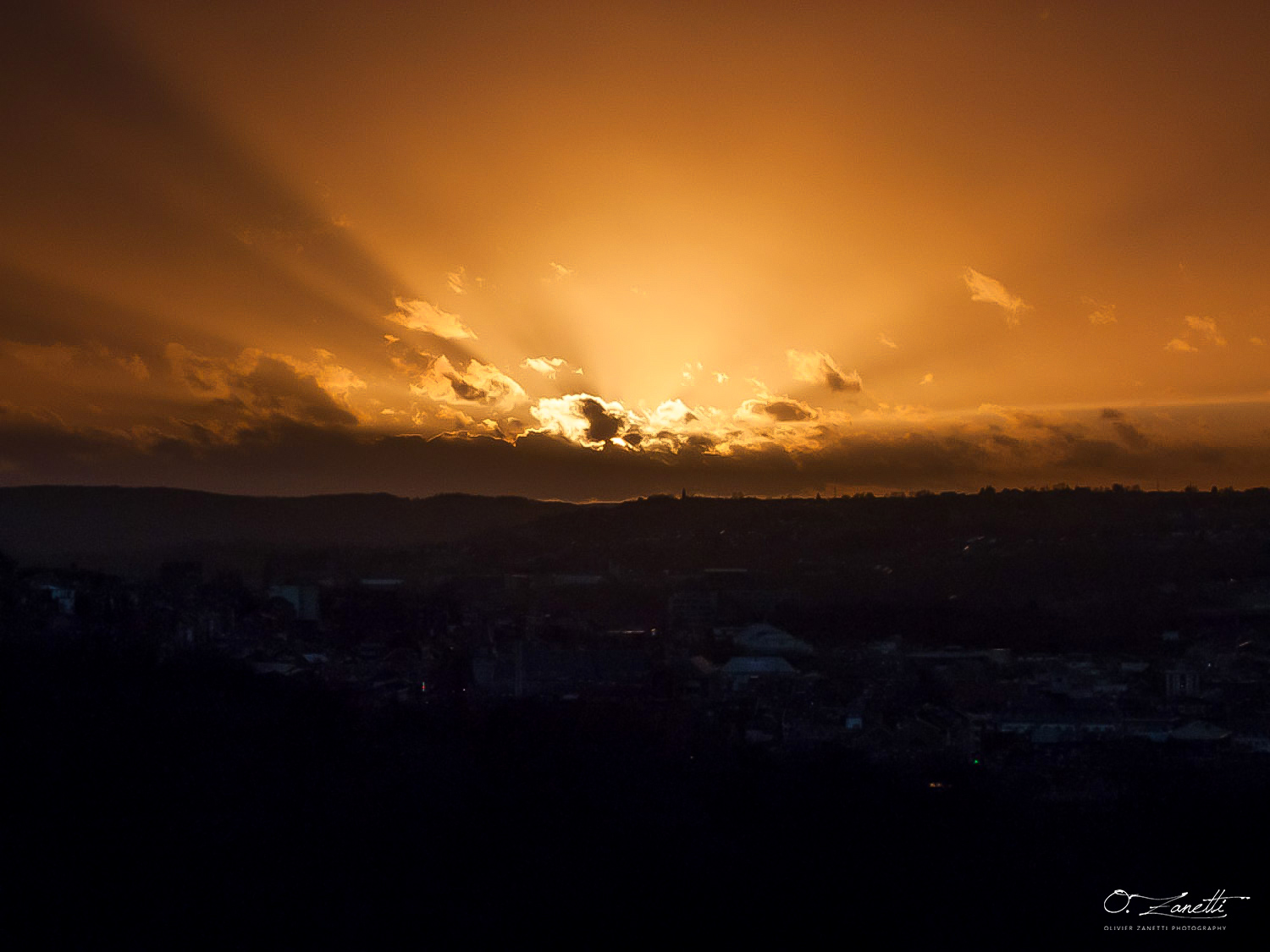 Vue sur la vallée avec soleil couchant