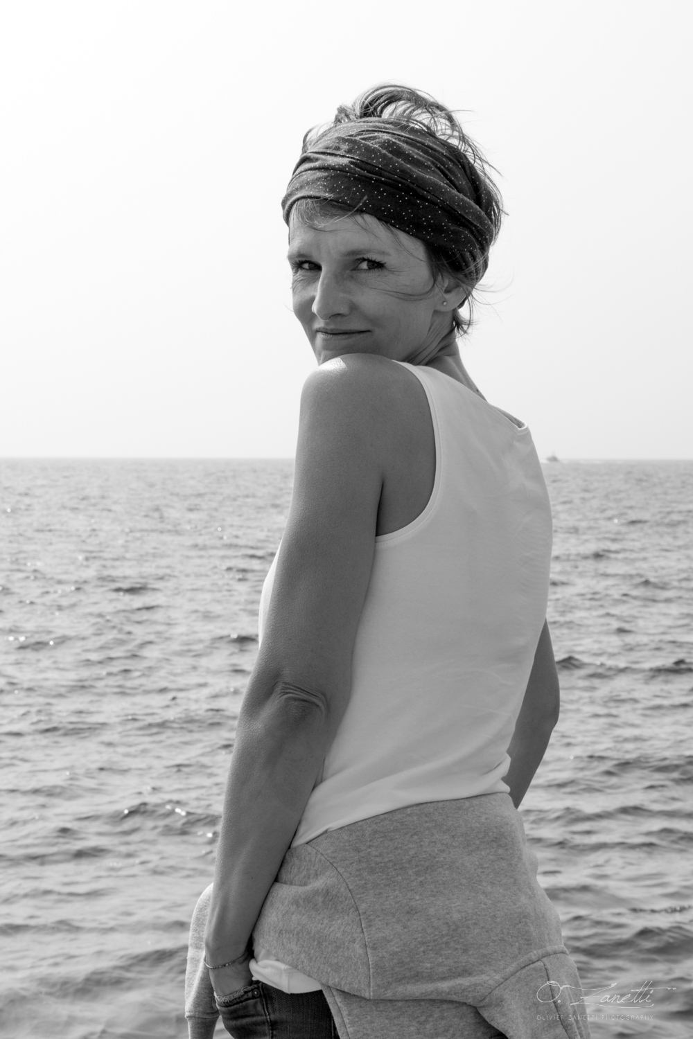 La femme timide sur le bord de mer