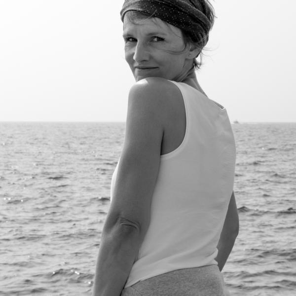 La femme timide sur le bord de mer