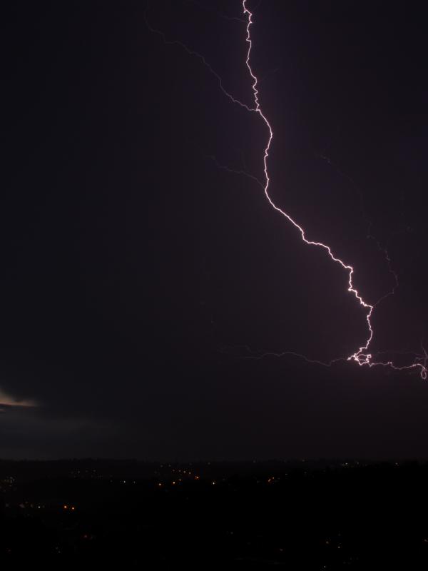 Un impressionant éclair illumine tout le ciel
