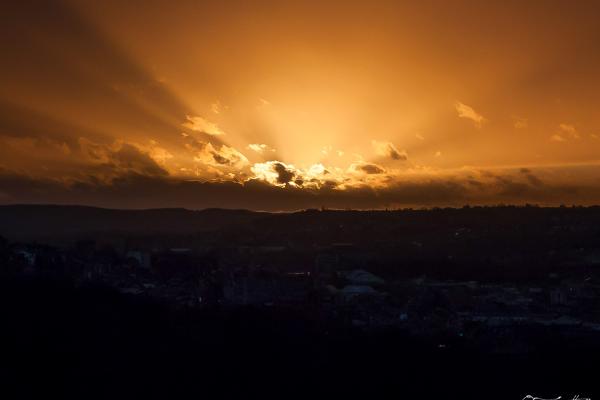 Vue sur la vallée avec soleil couchant