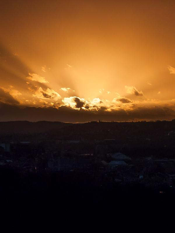 Vue sur la vallée avec soleil couchant
